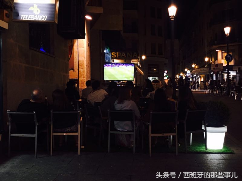 西班牙夺冠民众庆祝,西班牙居民狂欢