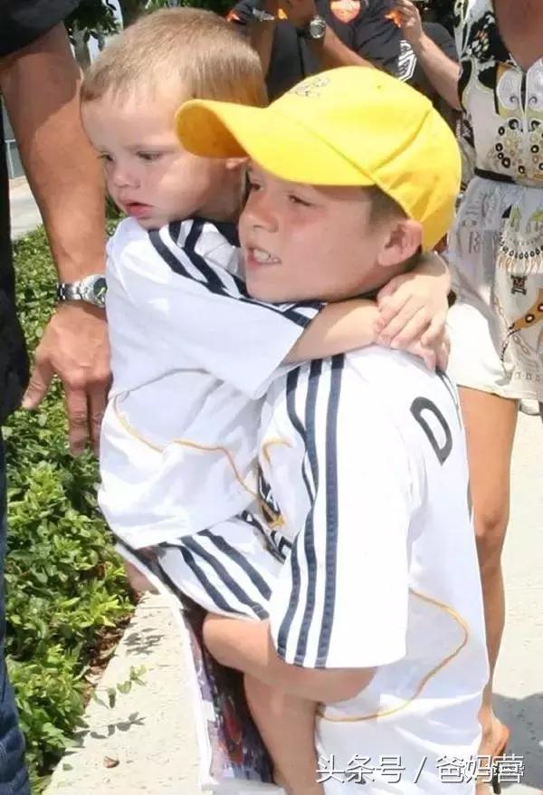 叮！贝克汉姆家2号男主已上线！什么叫「长兄如父」？！