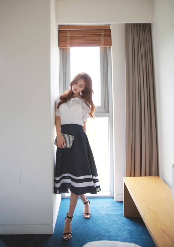 孙允珠夏日海边连衣长裙坐姿穿搭,孙允珠夏日背影