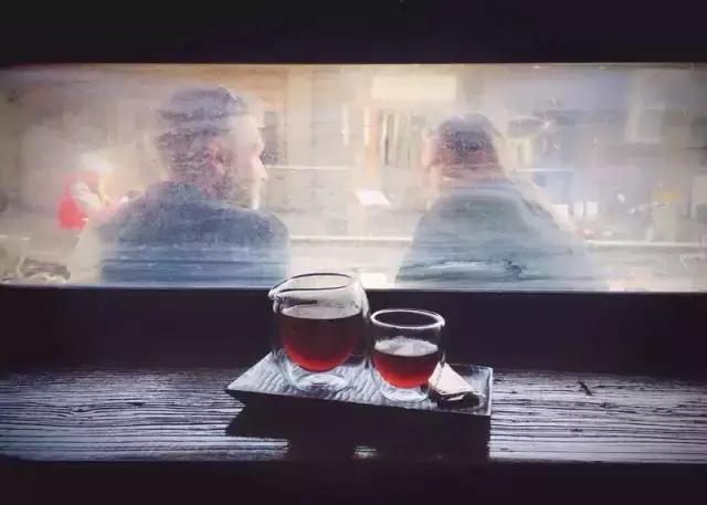 一对夫妻一墙之隔开两家咖啡店，上演的不是相爱相杀，而是了解