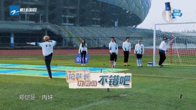 先被鹿晗两次飞吻，后被土豪开宾利求婚，迪力热巴果真是十里桃花