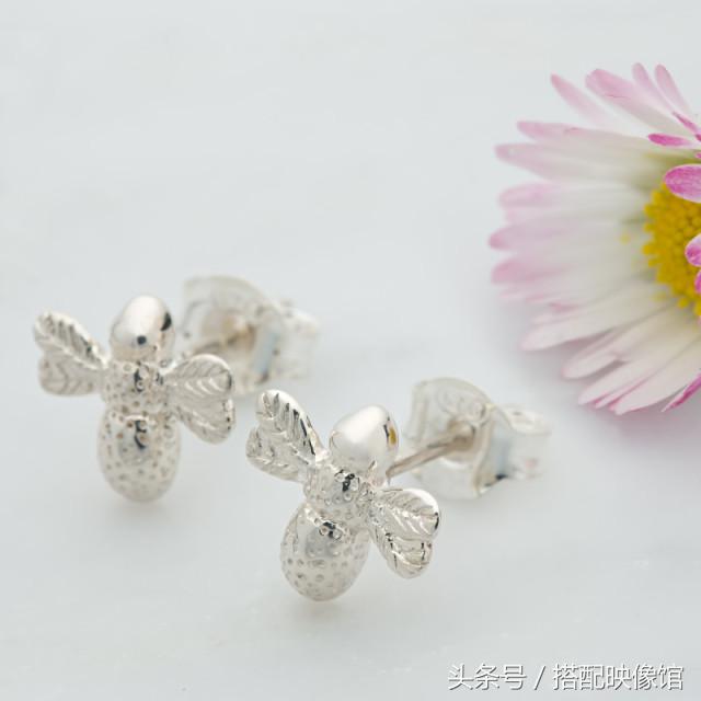 跟周冬雨学珠宝配饰搭配,周冬雨同款小众配饰