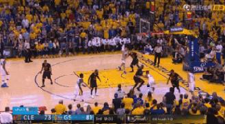 库里拜佛戏耍詹姆斯惹争议，球迷不干了：你球瞎子都看得二运了