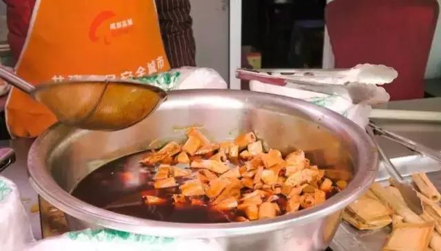 成都的夏夜，就适合穿起拖板儿鞋，整点卤菜，来盘冷啖杯！