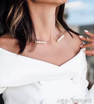 跟周冬雨学珠宝配饰搭配,周冬雨同款小众配饰