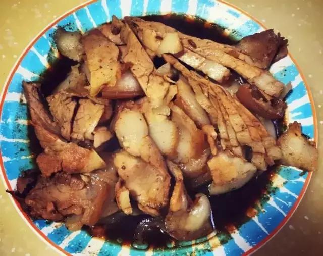 成都的夏夜，就适合穿起拖板儿鞋，整点卤菜，来盘冷啖杯！