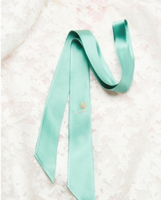 在秋冬有一个百搭超方便的蝴蝶结,超适合秋冬的蝴蝶结