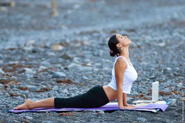 露腰露腿的季节到了瑜伽练起来,因为遇见你我遇见了更好的自己