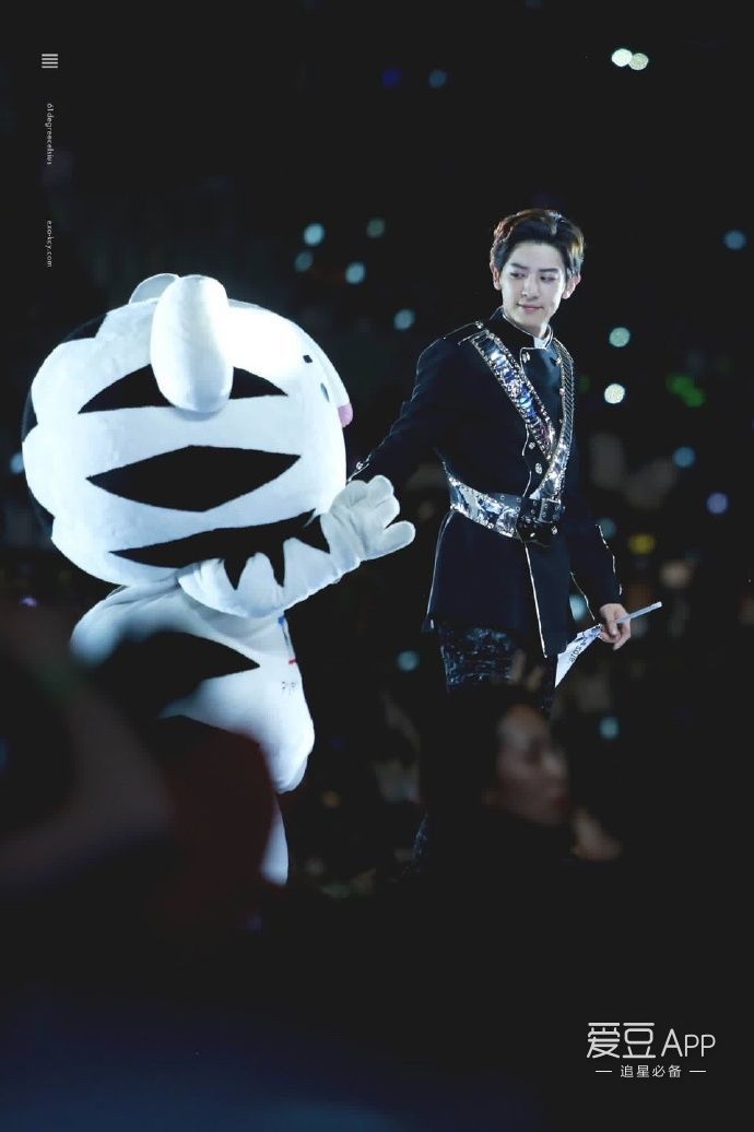 「EXO」「分享」170604玩偶面前茶蛋集体变三岁：我不管，我就是要和这只老虎玩嘛