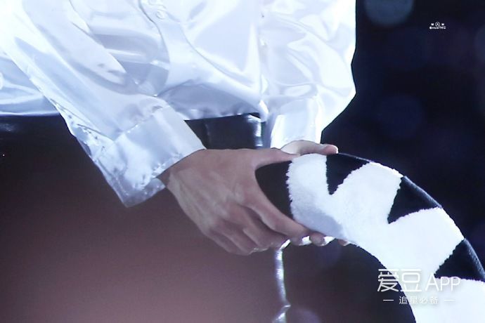 「EXO」「分享」170604玩偶面前茶蛋集体变三岁：我不管，我就是要和这只老虎玩嘛