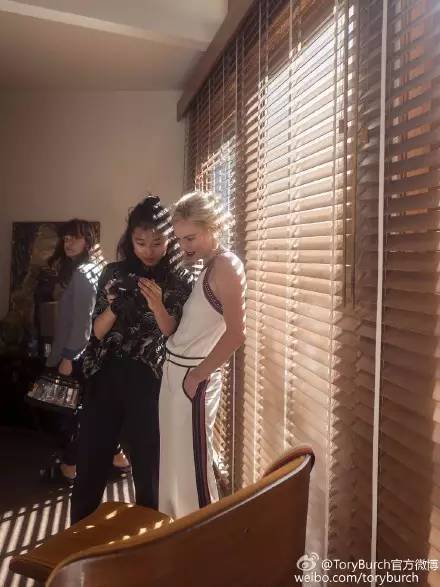 她是身高不到一米六的“丑小鸭”，靠才华和品位玩转时尚圈