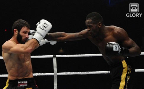 他爆发力比肩泰森，曾重拳打昏小日本，却遭遇欠薪沦为平民