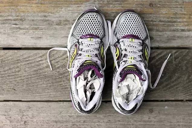 鞋子放的时间长了有异味怎么办,新鞋子有刺鼻异味怎么快速去除