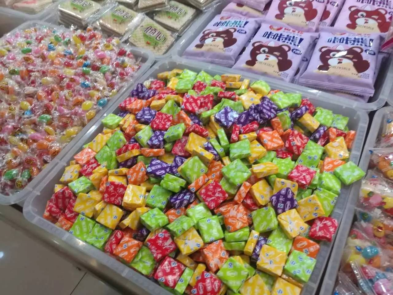 童年的味道是抹不去的记忆，这些零食在哈尔滨市场仍然能买到，看看你吃过几样？