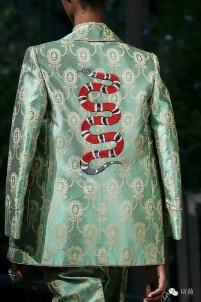 从动物世界到迷幻花园，“绣”出街头最高回头率，这样的单品你必须有一件