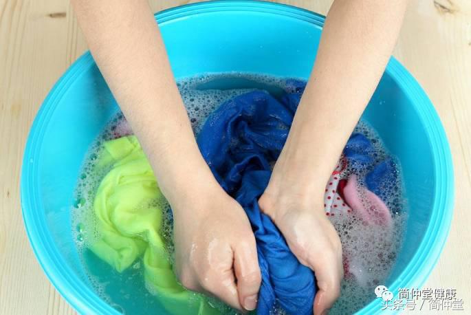 手夏天开裂和起皮是什么原因,夏天嘴皮干燥起皮怎么办