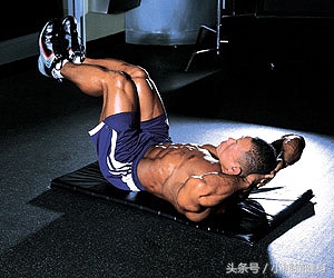 卷腹感觉肩膀酸痛是练对了嘛,腹肌疼可以继续练卷腹吗