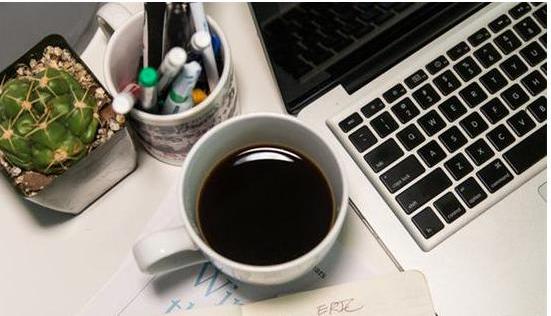 办公室里的咖啡杯插花,办公室里的咖啡馆