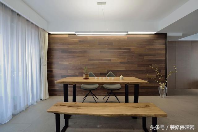 新家装修好了夸装修师傅们的视频,1.5米客厅地面砖错位贴好看