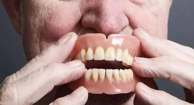 安装假牙后牙齿有点酸痛,安装假牙5年了突然牙疼