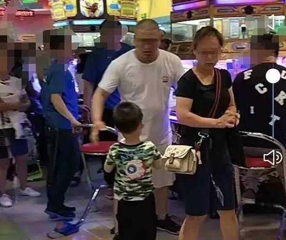 老阿姨地铁内屁股卡座位凸起处坐，被提醒莫一人占两座怒怼：我坐得舒服，要你说！