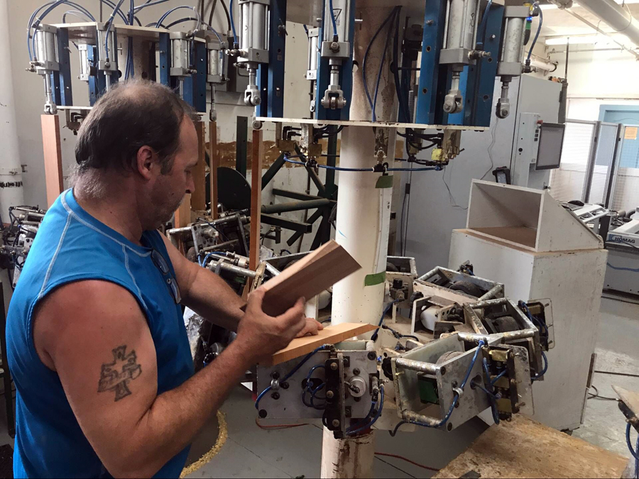 极速快报:弘力乐器2017加拿大Godin吉他工厂参观第一天