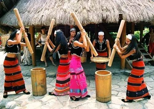 云南少数民族彝族服饰,云南少数民族服饰