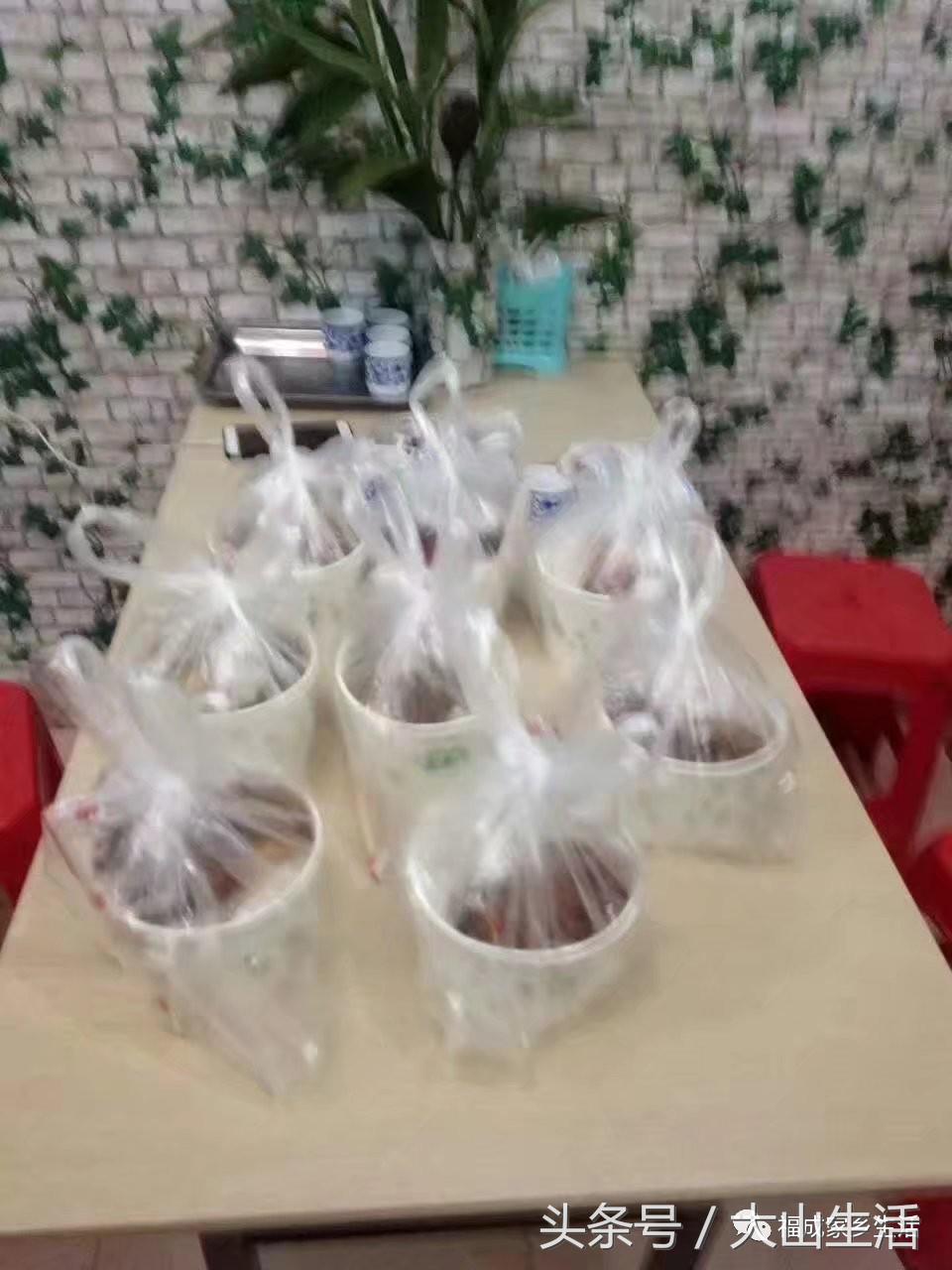 陕西小伙摆摊卖小吃,汉中卖面皮收入