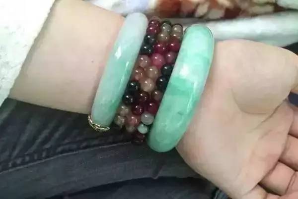 5000元糯种翡翠手镯,荧光灯下翡翠手镯里有亮点