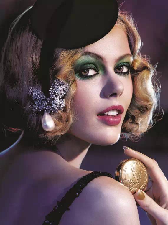 视觉｜在那个没有Photoshop的年代，这些时髦美妆画报靠什么惊艳时光？