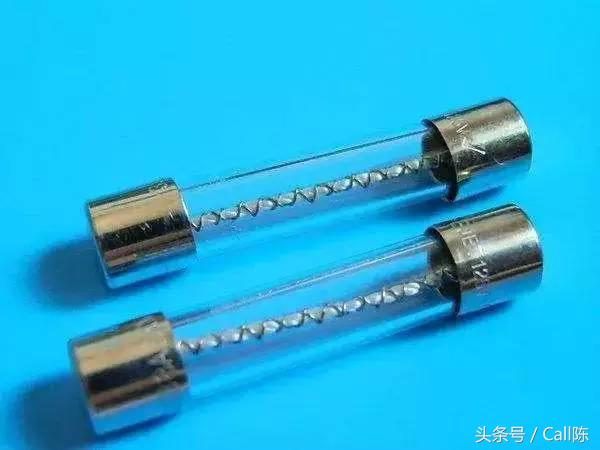 火花塞有保险丝吗在哪里,火花塞不抖动需要换吗