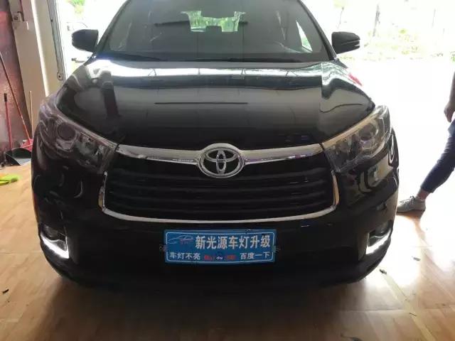 惠州新光源灯光升级‍，汉兰达原车灯发黄昏暗升级NHK德国版海五双光透镜！