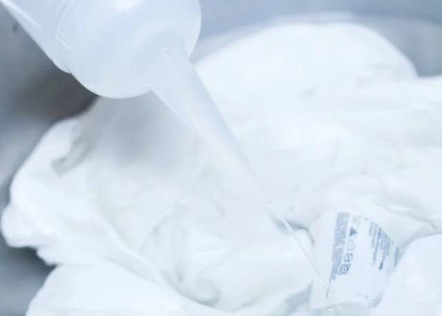 清理衣服上陈旧的油渍污渍小妙招,衣服汗渍污渍去除的最佳方法