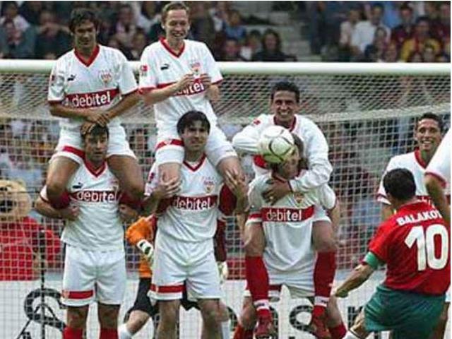 中国男足人墙躲球,里皮带领下的男足