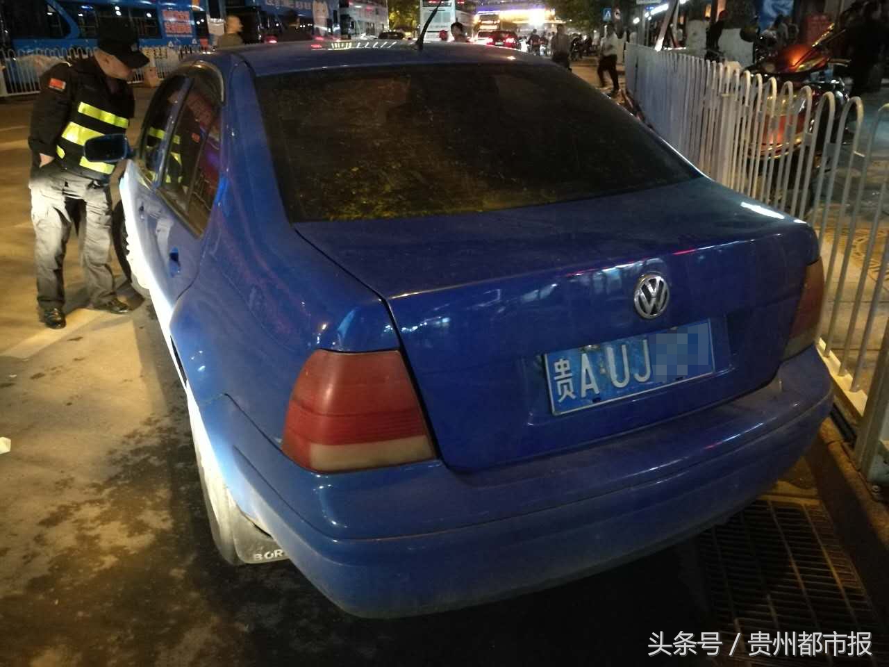 给违停的车贴张纸在车牌上犯法不,为博眼球贴渣男车贴车主被罚