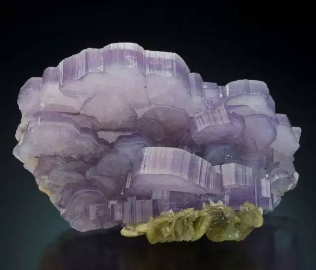 5000元糯种翡翠手镯,荧光灯下翡翠手镯里有亮点