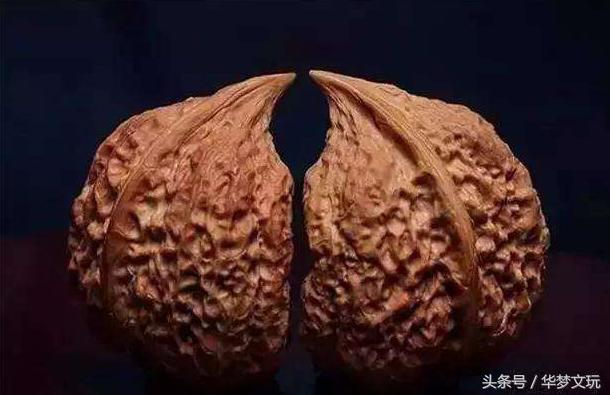 连体双瓣异形小核桃,分两瓣的文玩核桃