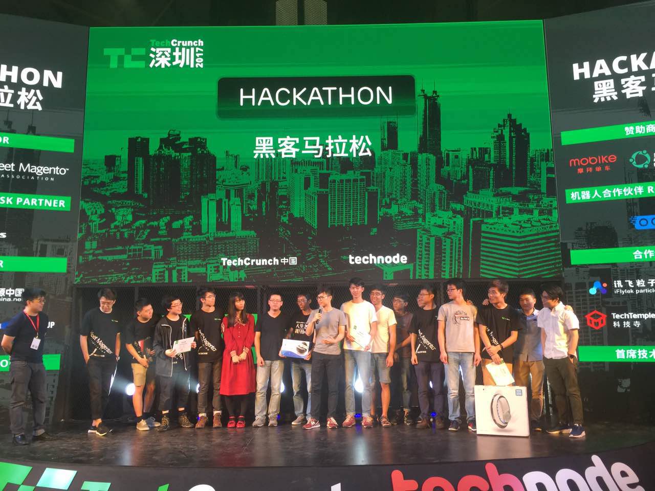 机器人Loomo黑客马拉松首次落地深圳Roadshr导购机器人夺冠