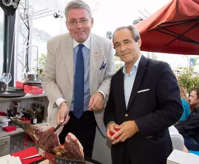 *子骗**横行实在可恶，这个意大利人假装自己是欧洲贵族王子，很多名人中招，最后因吃霸王餐被查出来了