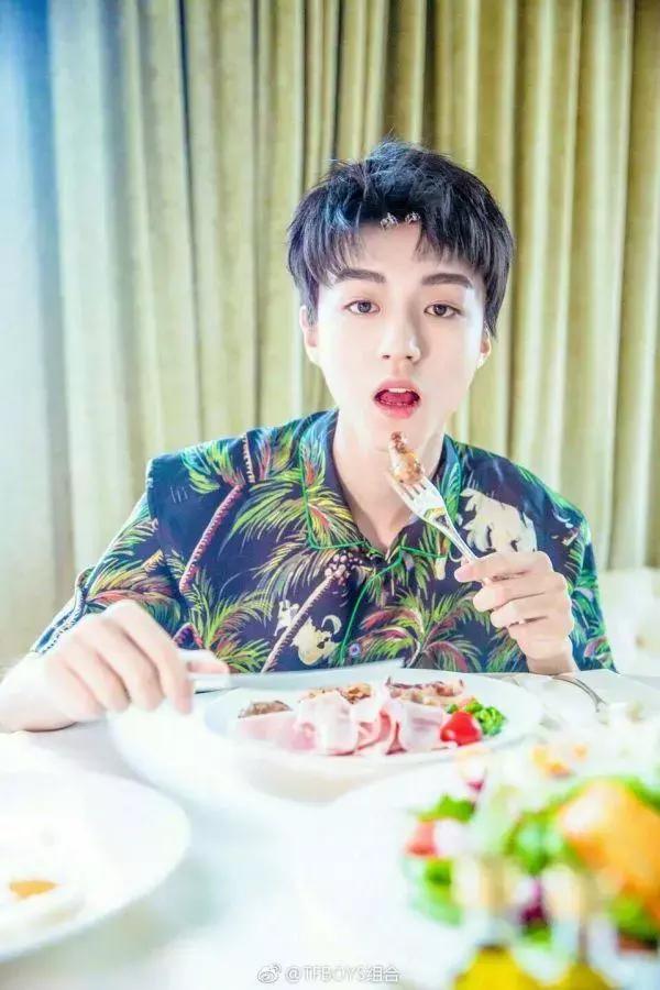 王俊凯几岁登上的米兰时装周,王俊凯t台首秀