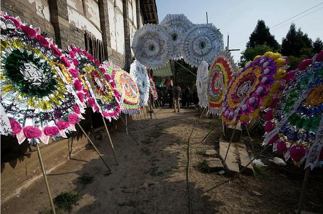 不一样的丧葬习俗,十大令人震惊的可怕丧葬习俗