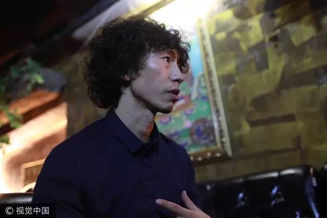 当庞麦郎脱下“滑板鞋”|个唱仅7位观众,现在住农村仍坚持写歌