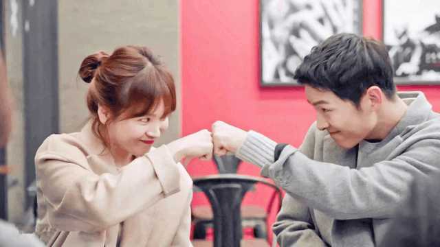 宋仲基宋慧乔搭肩同游,宋仲基宋慧乔巴厘岛甜蜜约会