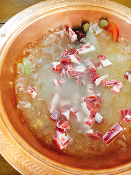 冰煮羊涮羊肉,涮羊肉在锅中翻腾的样子