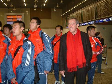 呵呵,为了让球队实力增强,足协又想出新高招,花钱求对手比赛