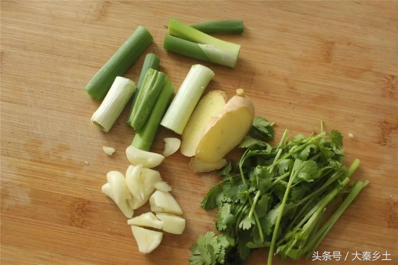 又到了一年一度的小龙虾盛宴了大家如何在家吃到小龙虾？西安这条街美食秒杀回民街统统吃一遍才过瘾？