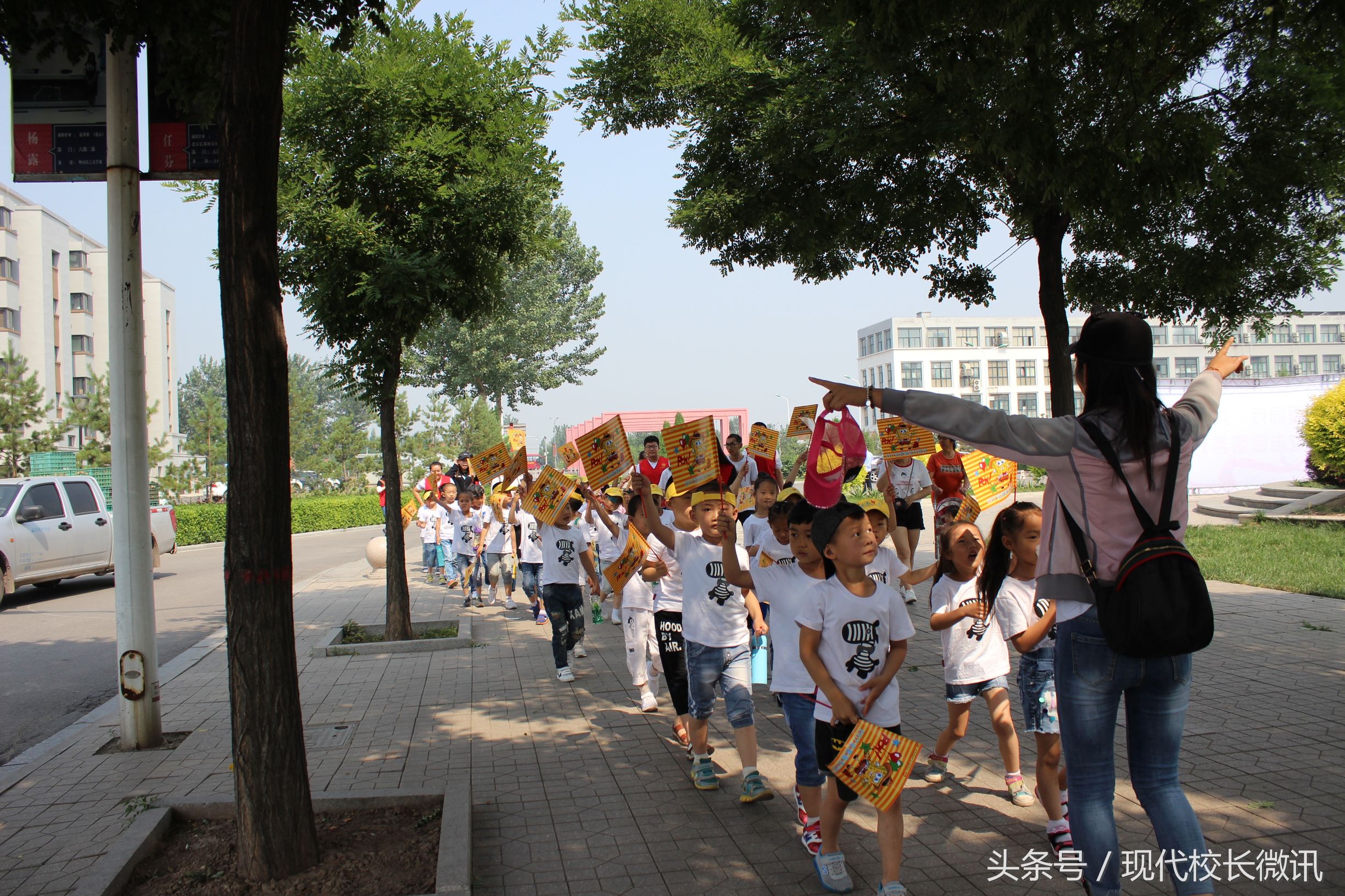 大手牵小手幼儿园户外游戏,大手牵小手手指游戏完整版幼儿园