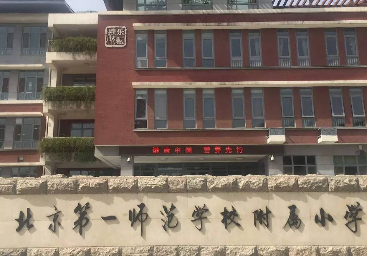 小学校园足球联赛活动简报,快乐足球联赛小学生