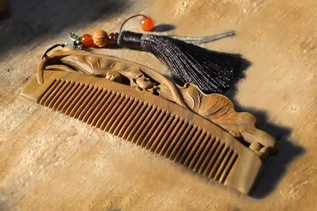 清新好物这个洗头按摩梳太实用了,又舒服又好用的木梳