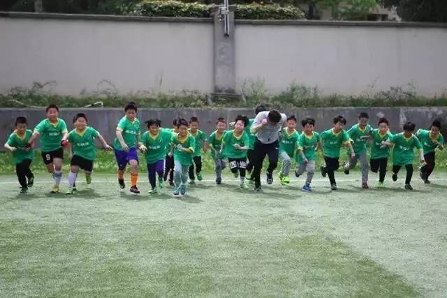 有个爱看球的爸爸,有个爱踢足球的爸爸